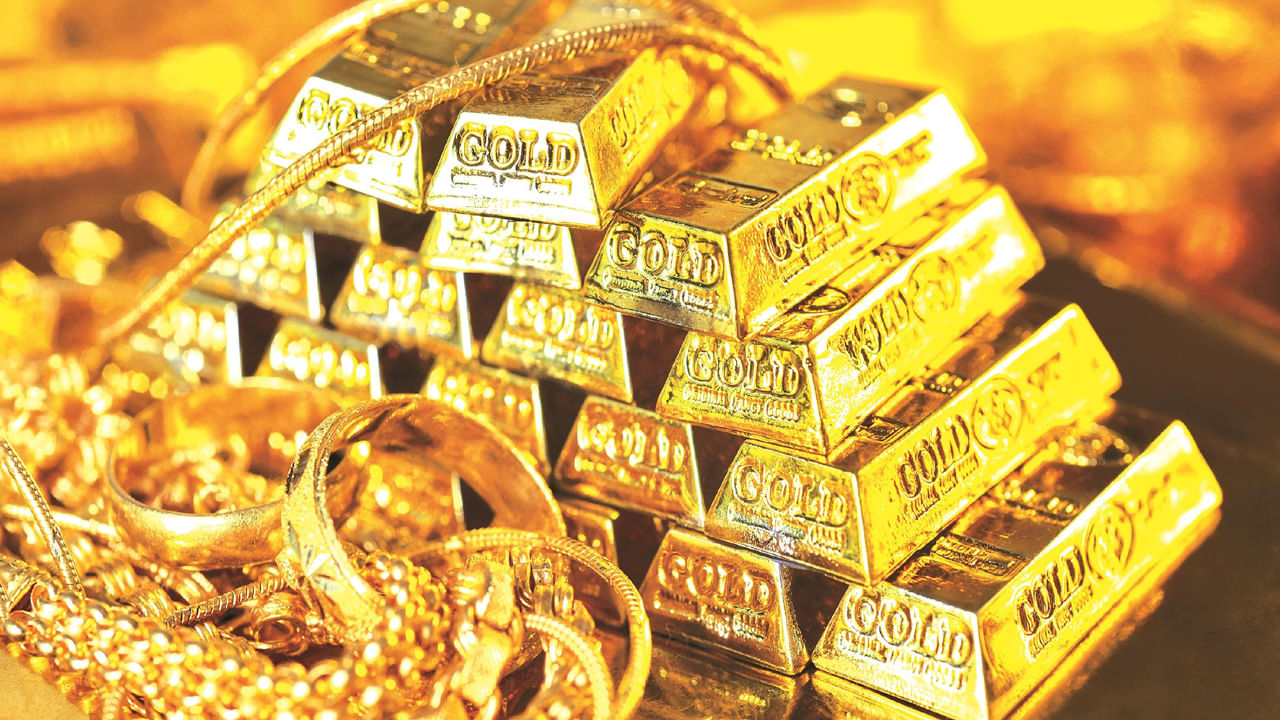 గోల్డ్ ఇటిఎఫ్‌లు.. బంగారు ETF లక్ష్యం ఏంటంటే..  దేశీయ భౌతిక లోహ ధరలను ట్రాక్ చేయడం. అవి బంగారం ధరలపై ఆధారపడి ఉంటాయి, భౌతిక బులియన్‌లో పెట్టుబడి పెడతాయి. బంగారు ETFలు భౌతిక బంగారాన్ని సూచించే యూనిట్లు. ఒక బంగారు ETF యూనిట్ 1 గ్రాము బంగారానికి సమానం.  గోల్డ్ మ్యూచువల్ ఫండ్లలో గోల్డ్ ఈటీఎఫ్‌లతో పోలిస్తే కనీస పెట్టుబడి అవసరాలు తక్కువగా ఉంటాయి. దీనివల్ల రిటైల్ పెట్టుబడిదారులకు ఇవి ఆర్థికంగా మరింత అందుబాటులో ఉంటాయి. గోల్డ్ మ్యూచువల్ ఫండ్‌లో పెట్టుబడి పెట్టడానికి డీమ్యాట్ ఖాతా అవసరం లేదు.