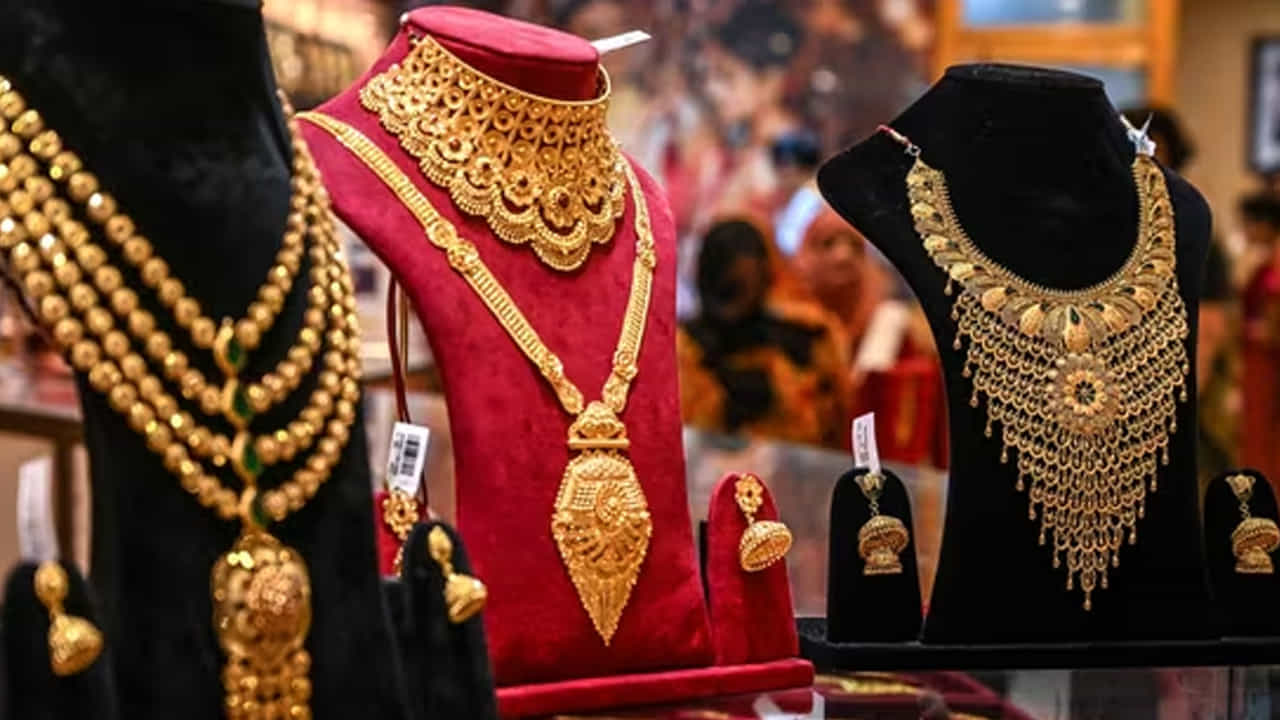 ఫిజికల్‌ గోల్డ్‌.. భారతీయులకు ఇష్టమైన బంగారం ఇప్పటికీ ఆకర్షణీయమైన మార్గంగా ఉంది. కానీ ఫిజికల్‌ బంగారం నిల్వ నుండి స్వచ్ఛత దృక్కోణాల వరకు సవాళ్లను కలిగిస్తుంది. మీరు పెట్టుబడి పెట్టాలని చూస్తున్నప్పుడు మీకు బాగా నియంత్రించబడిన సాధనాలు, సౌలభ్యం అవసరం. వీటిని బంగారు ETFలు, మ్యూచువల్ ఫండ్లు అందిస్తాయి.