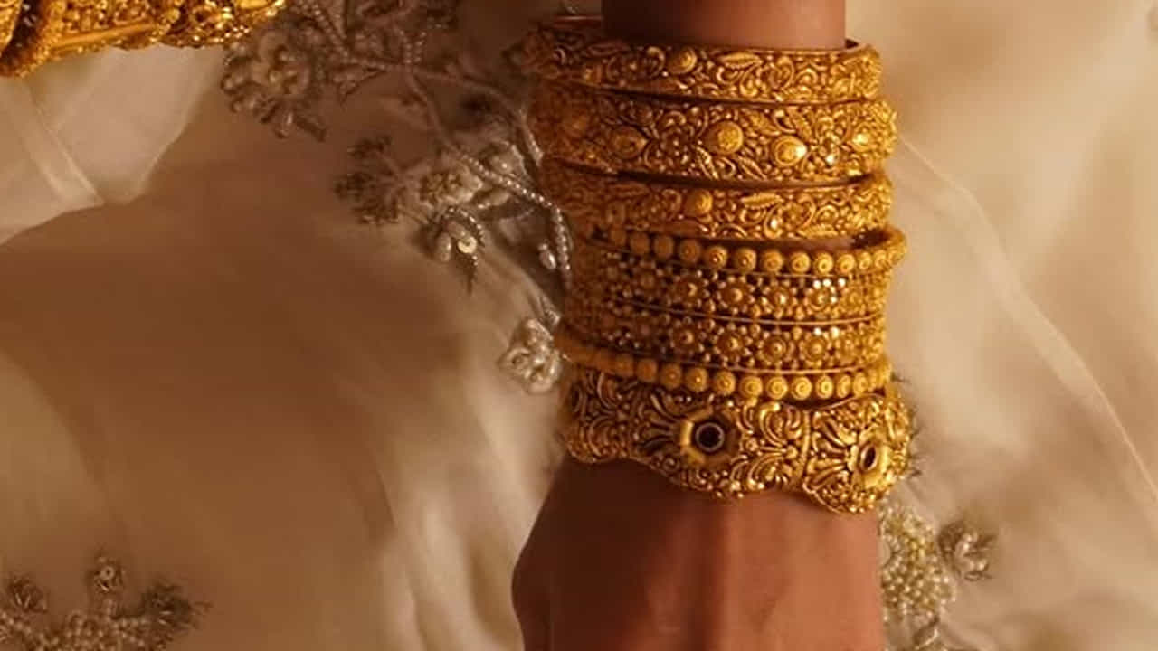 గర్భిణీ స్త్రీలకు, ముఖ్యంగా 7వ నెల తర్వాత గాజులు ధరించడం మంచిది. 7వ నెల తర్వాత, శిశువు మెదడు కణాలు అభివృద్ధి చెందుతాయని, అవి వివిధ శబ్దాలను గుర్తించడం ప్రారంభిస్తాయని నమ్ముతారు. గాజుల శబ్దం శిశువు మెదడు అభివృద్ధిని ప్రేరేపించడంలో సహాయపడుతుంది. ఇది కాబోయే తల్లికి కూడా ప్రయోజనం చేకూరుస్తుంది. ఎందుకంటే ఇది ఒత్తిడిని తగ్గిస్తుంది. ఆమె మనస్సును ప్రశాంతపరుస్తుంది.