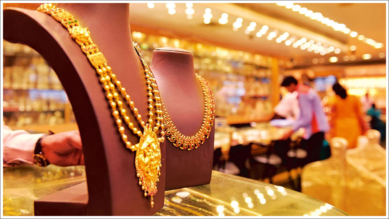 Gold Price Today: కొన్ని గంటల్లోనే భారీగా తగ్గిన బంగారం ధర.. ఎంతో తెలుసా..?