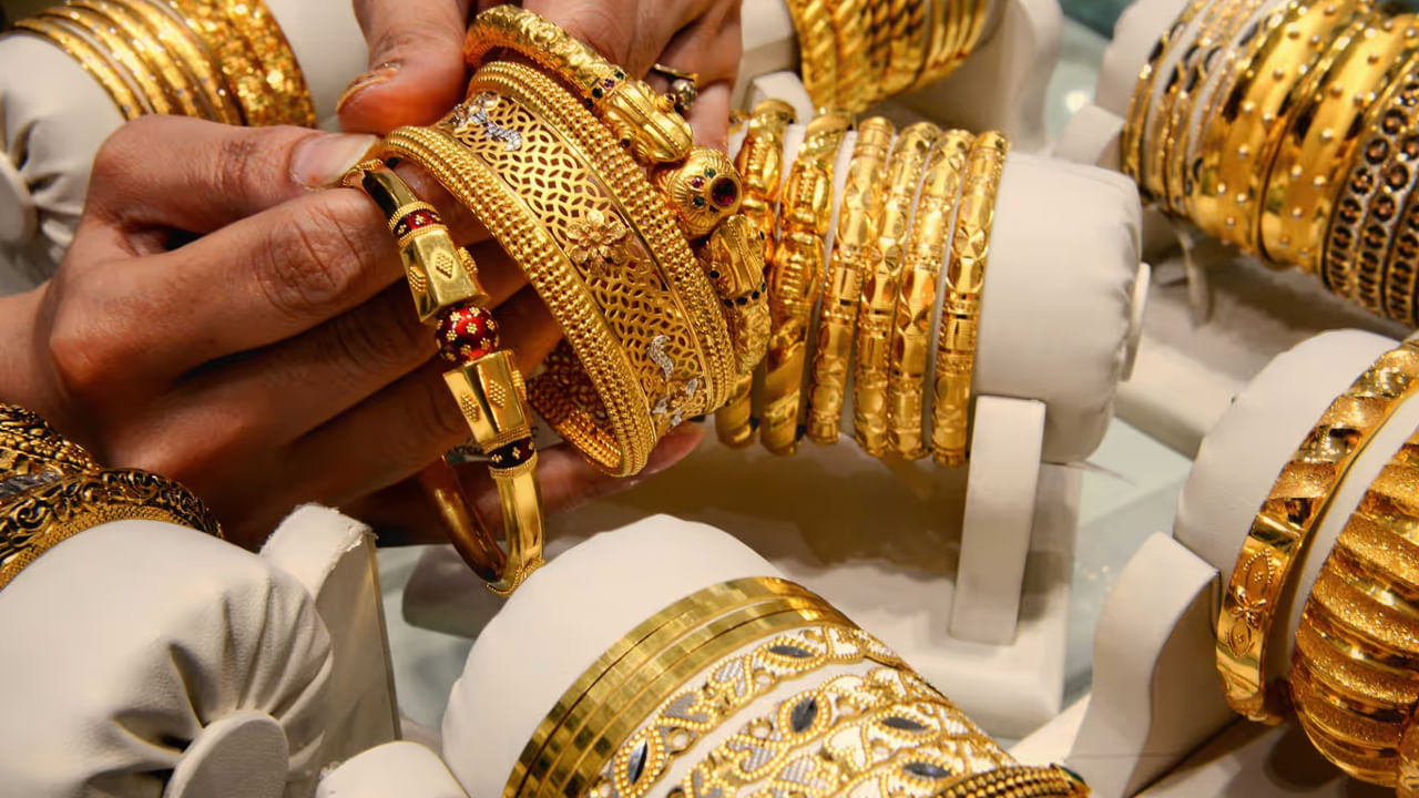 Gold Price Today: తగ్గినట్టే తగ్గి.. మళ్లీ భగ్గుమన్న బంగారం.. హైదరాబాద్లో తులం ఎంతంటే.?