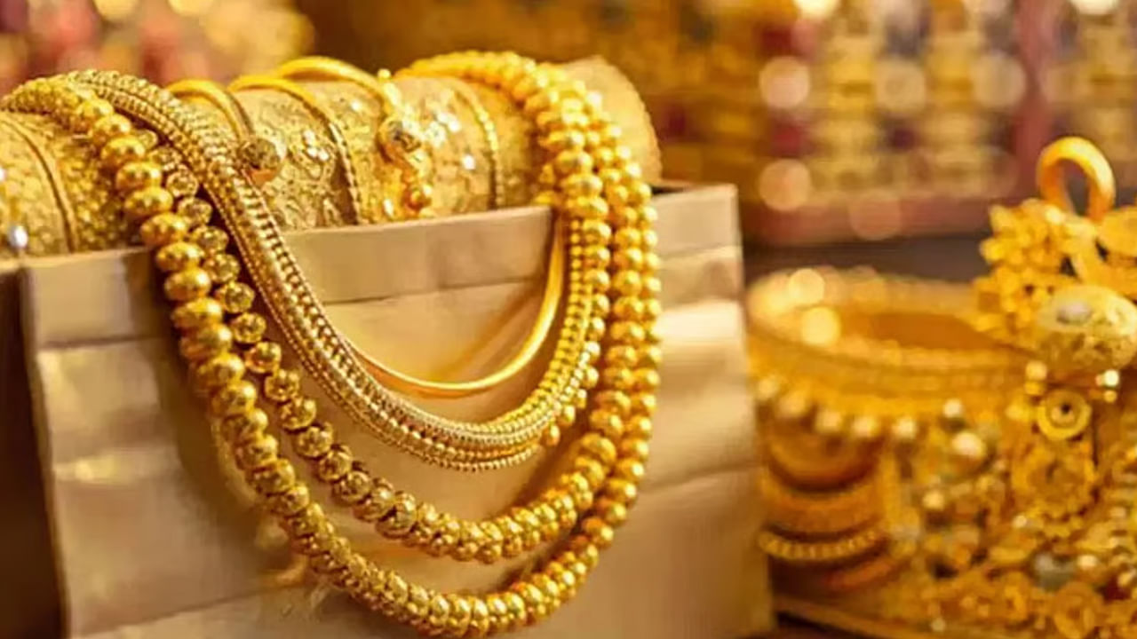 Gold Price: మగువలకు గుడ్న్యూస్.. తగ్గుముఖం పట్టిన బంగారం.. మళ్లీ పెరిగే లోపే కొనేయండి..