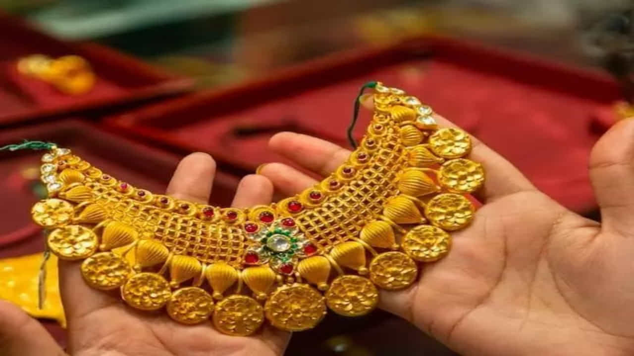24 క్యారెట్ల బంగారం గ్రాముకు రూ49 తగ్గడంతో.. రూ.9,928 వద్ద కొనసాగుతుంది. 22 క్యారెట్ల బంగారం గ్రాముకు రూ.45 తగ్గింది. ప్రస్తుతం గ్రాము ధర రూ.9,100గా ఉంది. ఇక 18 క్యారెట్ల బంగారం గ్రాముకు రూ.37 తగ్గి.. రూ.7,446వద్ద కొనసాగుతుంది.
