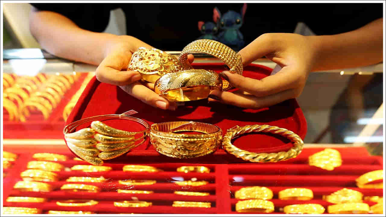 Gold Price Today: మహిళలకు బ్యాడ్ న్యూస్.. మళ్లీ పెరిగిన బంగారం ధరలు.. తులం ఎంతంటే..?