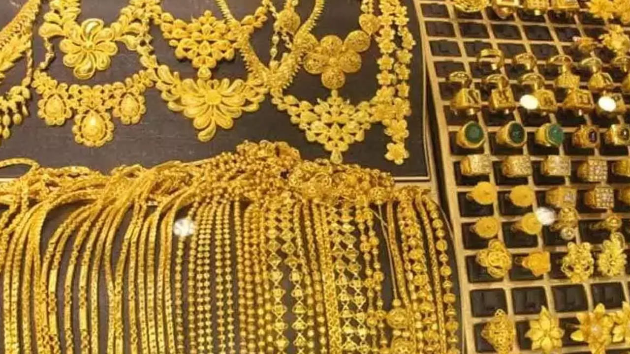 Gold Rates: శ్రావణ మాసం వేళ మహిళలకు బిగ్ షాక్.. ఇప్పుడు తులం గోల్డ్ రేటు ఎంతో తెలిస్తే..!