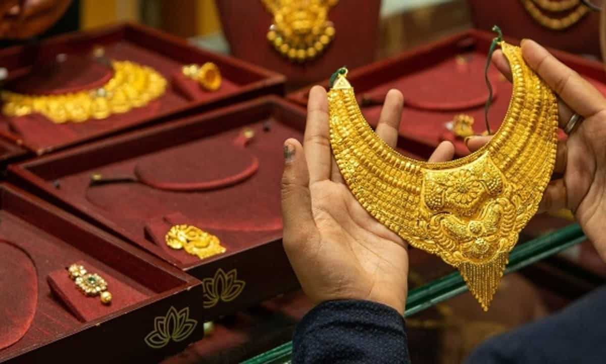 హైదరాబాద్లో 24 క్యారెట్ల బంగారం ధర తులం రూ.99,280, 22 క్యారెట్ల బంగారం తులం రూ.91,000, 18 క్యారెట్ల బంగారం తులం రూ.74,460గా ఉంది. ఇక చెన్నైలో 24 క్యారెట్ల బంగారం ధర తులం రూ.99,280, 22 క్యారెట్ల బంగారం తులం రూ.91,000, 18 క్యారెట్ల బంగారం తులం రూ.75,000గా ఉంది. గుంటూరులో 24 క్యారెట్ల బంగారం ధర తులం రూ.99,280, 22 క్యారెట్ల బంగారం తులం రూ.91,000, 18 క్యారెట్ల బంగారం తులం రూ.74,460గా ఉంది. మిగతా అన్ని నగరాల్లోనూ దాదాపు ఇవే ధరలు కొనసాగుతున్నాయి.
