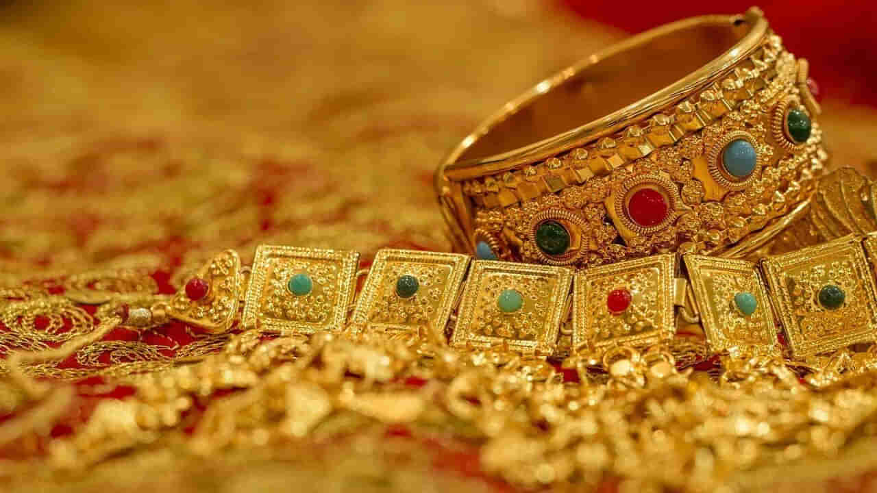 Gold Price: సామాన్యులకు శుభవార్త.. బంగారం ధరలు భారీగా తగ్గనున్నాయా?