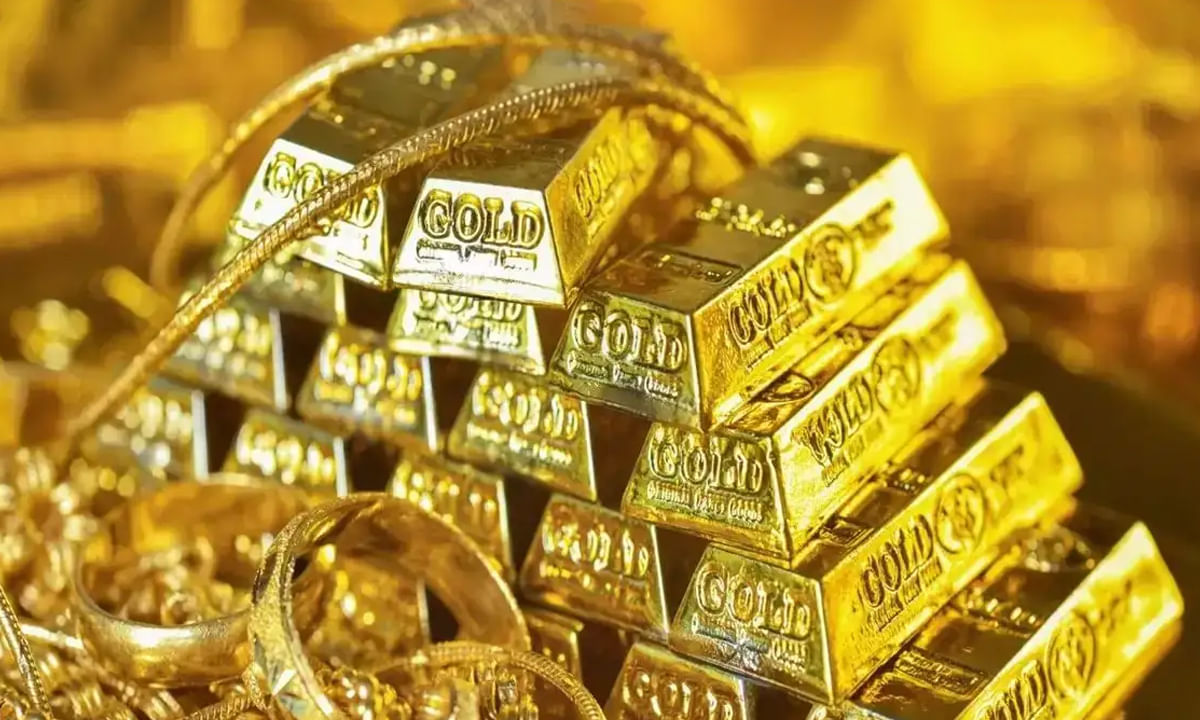 విజయవాడ, విశాఖపట్నంలో 24 క్యారెట్ల పసిడి ధర రూ.99,890 ఉంటే.. 22 క్యారెట్ల ధర రూ.91,560లుగా ఉంది. కిలో వెండి ధర రూ.124,900 లుగా ఉంది.వరంగల్ జిల్లాలో 24 క్యారెట్ల పసిడి ధర రూ.99,890. 22 క్యారెట్ల ధర రూ.91,560లుగా ఉంది. మరోవైపు కిలో వెండి ధర రూ.124,900లుగా ఉంది.