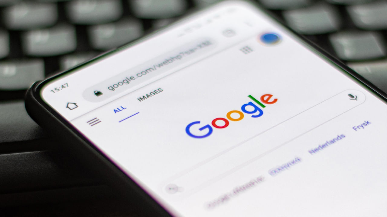 "సైట్:" ఉపయోగించి నిర్దిష్ట వెబ్‌సైట్‌లో శోధించండి: మీరు ఒక నిర్దిష్ట మూలం లేదా ప్రచురణ నుండి కంటెంట్‌ను శోధించాలనుకున్నప్పుడు, 'సైట్:' ఆదేశాన్ని ఉపయోగించండి. మీరు విశ్వసనీయ వెబ్‌సైట్ నుండి సమాచారం కోరుకుంటే, తక్కువ-నాణ్యత గల మూలాలను నివారించినట్లయితే ఇది చాలా ఉపయోగకరంగా ఉంటుంది. ఇది ది ఇండియన్ ఎక్స్‌ప్రెస్ వెబ్‌సైట్ నుండి టెక్నాలజీ సంబంధిత ఫలితాలను మాత్రమే ప్రదర్శిస్తుంది, వెబ్‌లోని అన్నిటినీ ఫిల్టర్ చేస్తుంది. విశ్వసనీయ ప్రచురణలు, ప్రభుత్వ సైట్‌లు లేదా site:gov.in లేదా site:harvard.edu వంటి విద్యా డొమైన్‌ల నుండి పరిశోధన చేస్తున్నప్పుడు ఈ చిట్కాను ఉపయోగించండి.