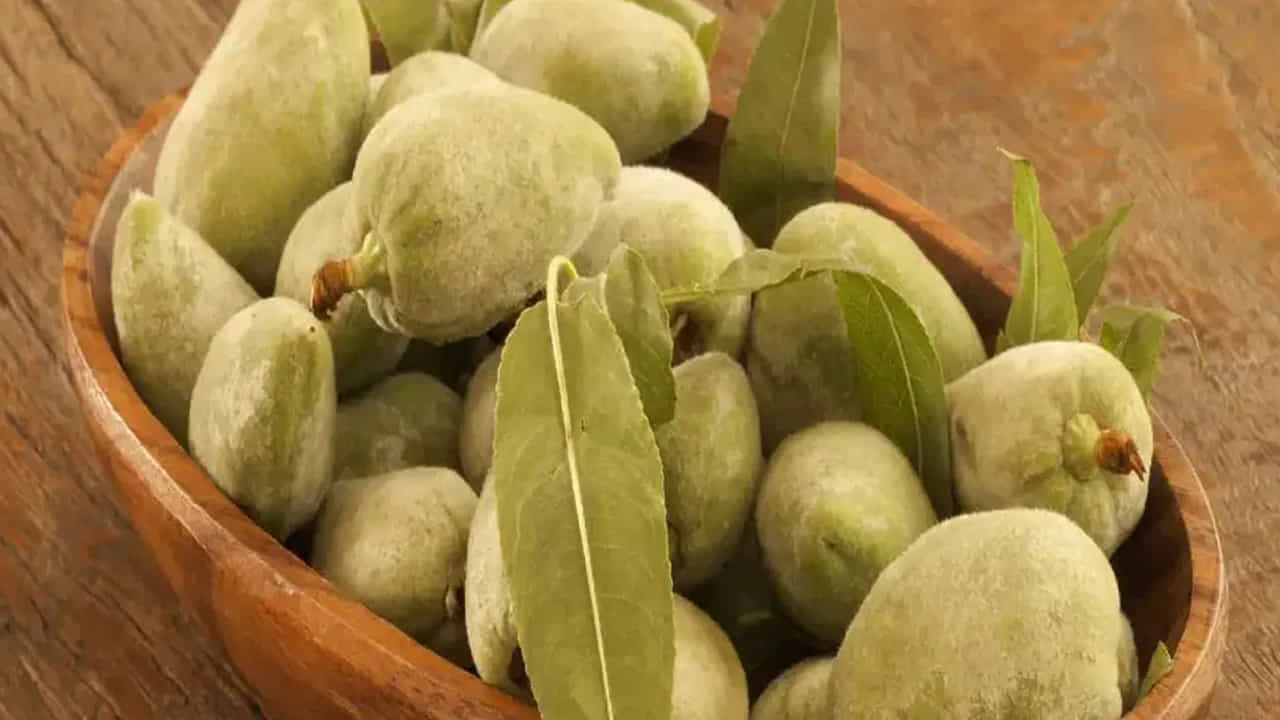 ప్రతి ఒక్కరూ బాదం పప్పును రకరకాలుగా తీసుకుంటారు. చాలా మంది పచ్చిగా తింటారు, కొందరు నానబెట్టి తినడానికి ఇష్టపడతారు. బాదంపప్పులో విటమిన్ ఇ, ఒమేగా 3 ఫ్యాటీ యాసిడ్స్, ఒమేగా 6 ఫ్యాటీ యాసిడ్స్, ప్రొటీన్స్, డైటరీ ఫైబర్ ఉంటాయి. పచ్చి బాదంపప్పును సమతుల్య పరిమాణంలో తింటే ప్రయోజనకరంగా ఉంటుంది, కానీ దానిని అధికంగా తీసుకోవడం 4 విధాలుగా హానికరం. మరి అవేంటో ఇప్పుడు చూద్దాం..