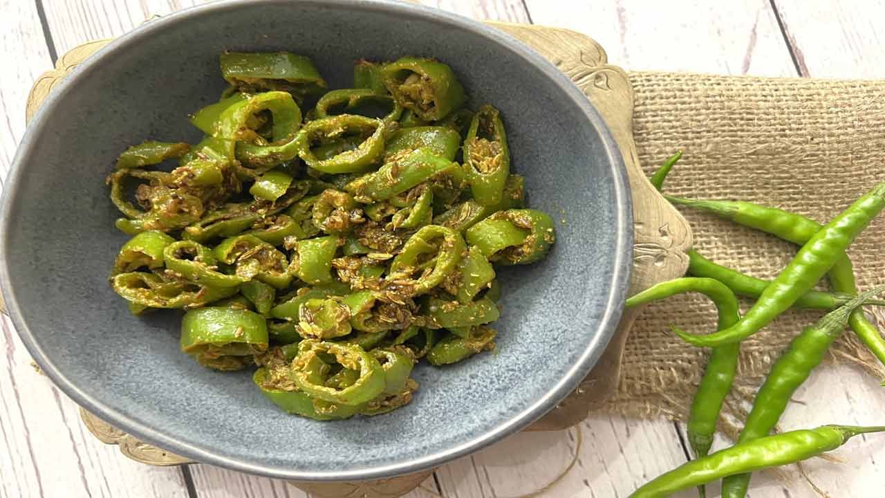 పచ్చిమిర్చి తినడం ద్వారా వృద్ధాప్య సమస్యను తగ్గించవచ్చు. ఇందులో యాంటీ-ఆక్సిడెంట్లు ఉంటాయి. ఇవి ఫ్రీ రాడికల్ సెల్ డ్యామేజ్‌ను తగ్గించడంలో సహాయపడతాయి. అంతేకాకుండా, ఇది అకాల వృద్ధాప్య లక్షణాలను తగ్గించడంలో కూడా సహాయపడుతుంది. పచ్చిమిర్చి చర్మానికి చాలా ప్రయోజనకరంగా పనిచేస్తుంది.  మొటిమలు, మచ్చలను తగ్గిస్తుంది. కొల్లాజెన్ ఉత్పత్తిని పెంచి చర్మాన్ని తాజాగా, కాంతివంతంగా ఉంచుతుంది. 