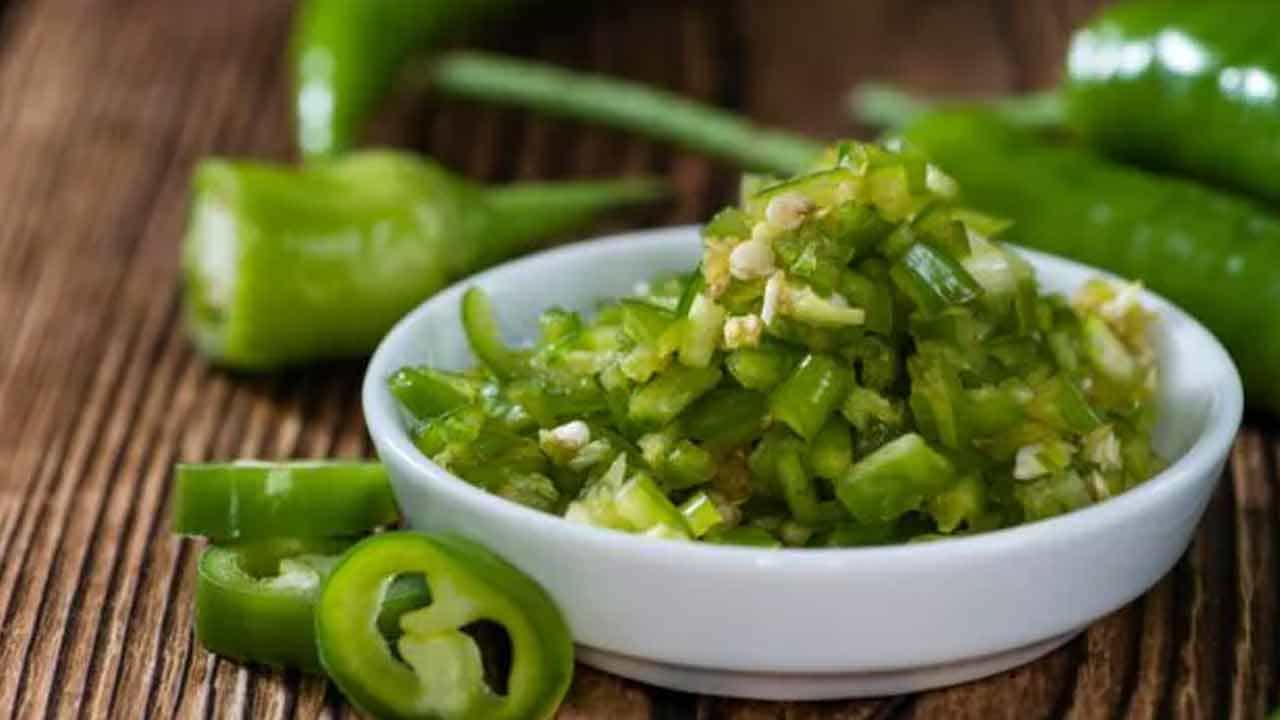 పచ్చిమిర్చి తినడం వల్ల జీవక్రియ రేటు పెరుగుతుంది. దీనివల్ల కొవ్వును కరిగించడంలో సహాయపడుతుంది. కొవ్వును కరిగించడం వల్ల బరువు సులభంగా తగ్గుతుంది. అందువల్ల, మిరపకాయలు తినడం వల్ల బరువు తగ్గడంలో చాలా సహాయపడుతుంది. కాబట్టి మీ ఆహారంలో పచ్చిమిర్చిని చేర్చుకోండి.