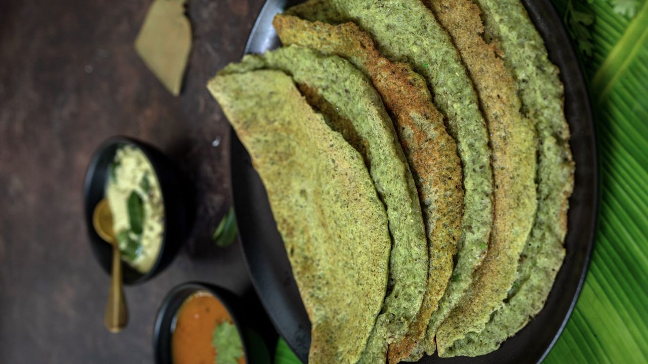 మూంగ్ చిల్లా.. పెసరపప్పుతో చేసే చిల్లాను తక్కువ నూనెతో, తక్కువ మసాలాలతో చేస్తే ఇది ప్రోటీన్ బాగా ఉండే తేలికపాటి స్నాక్‌గా మారుతుంది. టిఫిన్‌కు లేదా సాయంత్రం స్నాక్స్‌కు మంచి ఆప్షన్. మనం ఎంచుకునే ఆహారం మన ఆరోగ్యంపై చాలా ప్రభావం చూపుతుంది. స్ట్రీట్ ఫుడ్ అనగానే సాధారణంగా నూనెలో వేయించిన గారెలు, బజ్జీలే గుర్తుకొస్తాయి. కానీ ఇలా రుచిని కోల్పోకుండా హెల్తీగా తినే అవకాశాలు కూడా ఉన్నాయి.  