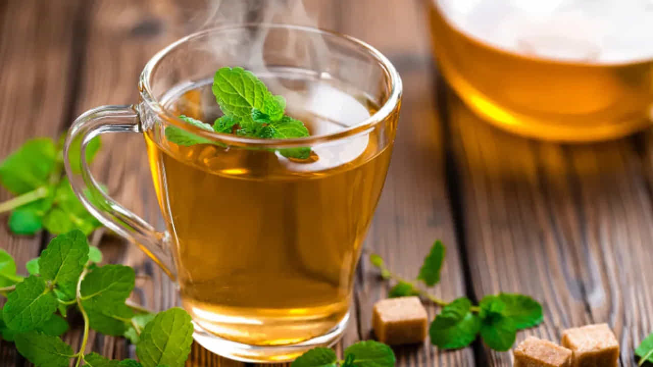 ప్రతిరోజూ ఉదయం ఖాళీ కడుపుతో గ్రీన్ టీ తాగడం వల్ల జీర్ణక్రియ మందగించే అవకాశం ఉంది. ఇది గ్యాస్ట్రిక్, యాసిడిటీ వంటి సమస్యలు రావొచ్చు. ఉదయం ఖాళీ కడుపుతో గ్రీన్ టీ తాగితే కడుపులో యాసిడ్ స్థాయి పెరిగి గ్యాస్, మలబద్ధకం, మైగ్రేన్ వంటి సమస్యలు రావచ్చు.