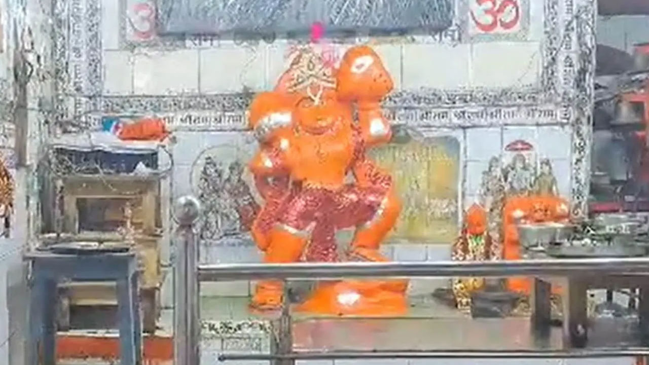 ఉదయం 7 నుండి 7:30 గంటల మధ్య, ఆలయ గర్భగుడిలో ఉన్న హనుమంతుడి విగ్రహం నవ్వుతున్న ముఖంతో భక్తులకు కనిపిస్తోంది. దీనిని భక్తులు దైవిక అద్భుతంగా భావిస్తారు. శిథిలమైన స్థితి నుండి పునరుద్ధరించబడిన ఈ ఆలయం ఇప్పుడు ఝాన్సీకి మాత్రమే కాకుండా మొత్తం బుందేల్‌ఖండ్‌కు విశ్వాస కేంద్రంగా మారింది.