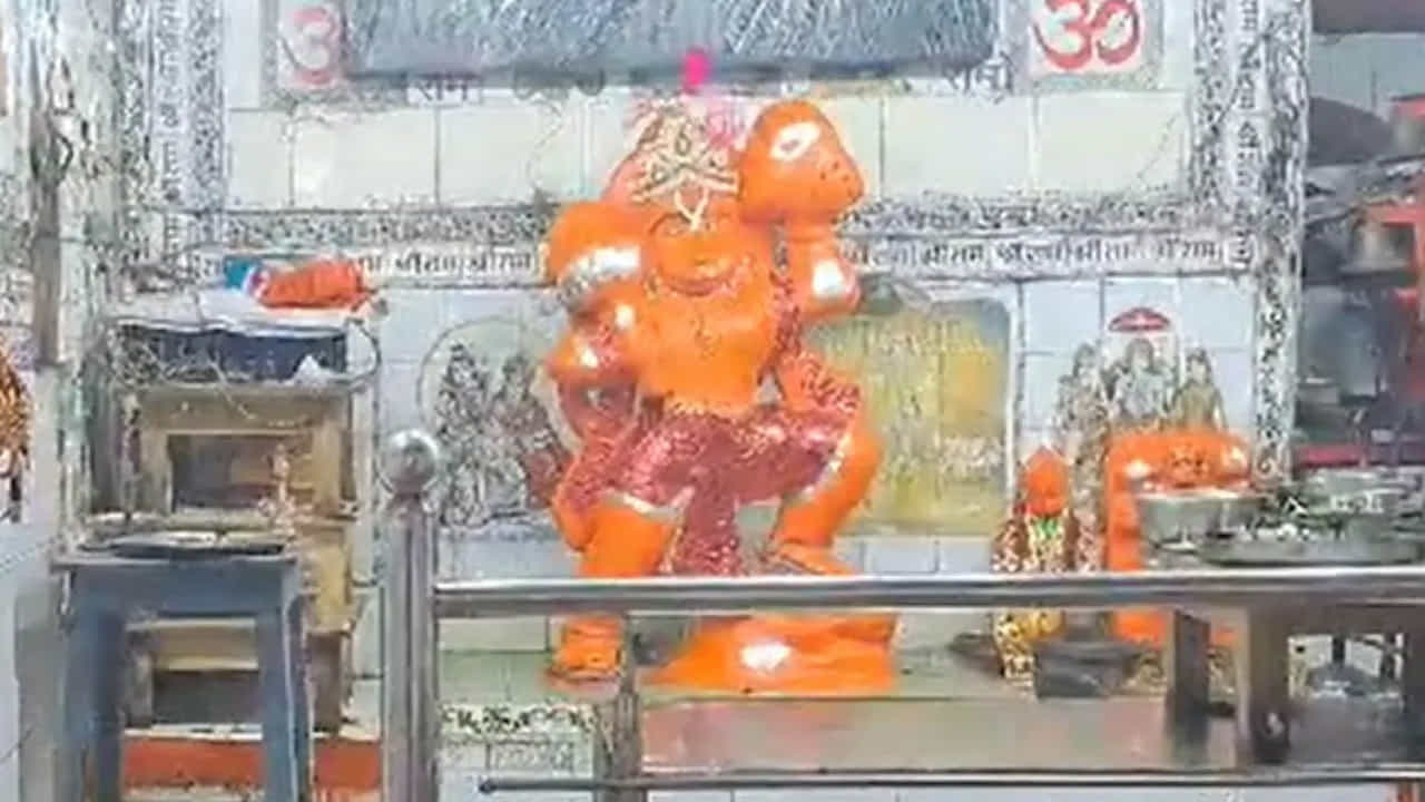 ఉదయం 7 నుండి 7:30 గంటల మధ్య, ఆలయ గర్భగుడిలో ఉన్న హనుమంతుడి విగ్రహం నవ్వుతున్న ముఖంతో భక్తులకు కనిపిస్తోంది. దీనిని భక్తులు దైవిక అద్భుతంగా భావిస్తారు. శిథిలమైన స్థితి నుండి పునరుద్ధరించబడిన ఈ ఆలయం ఇప్పుడు ఝాన్సీకి మాత్రమే కాకుండా మొత్తం బుందేల్ఖండ్కు విశ్వాస కేంద్రంగా మారింది.