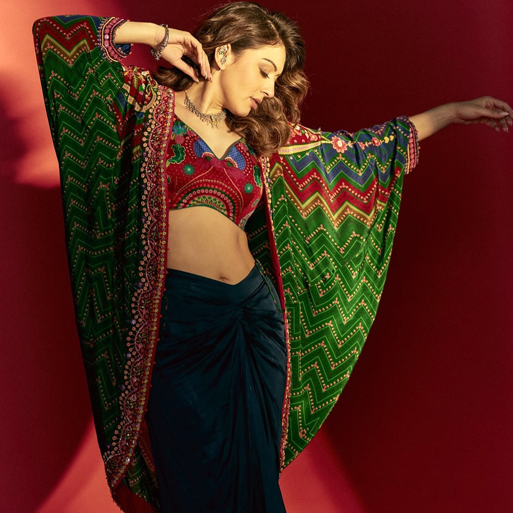 ఆమె మరెవరో కాదండి.. హీరోయిన్ హాన్సిక మోత్వానీ. తెలుగులో దేశముదురు సినిమాతో హీరోయిన్ గా పరిచయం అయ్యింది. అల్లు అర్జున్ హీరోగా పూరి జగన్నాథ్  తెరకెక్కించిన ఈ సినిమా భారీ విజయాన్ని అందుకుంది. ఆ సినిమా సమయంలో హాన్సిక వయసు కేవలం 15 ఏళ్లు కావడం గమనార్హం. 