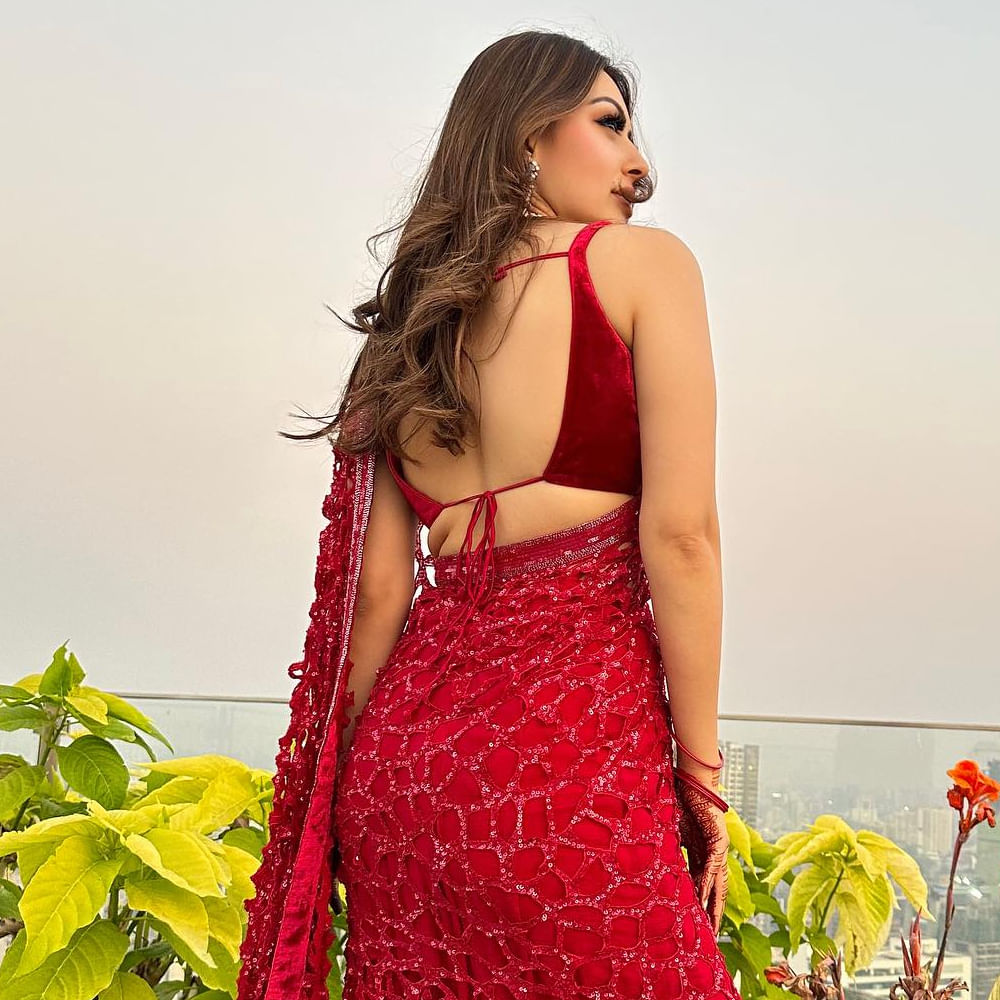 తెలుగులో ఆమె చేసిన మొదటి సినిమా హిట్టు కావడంతో ఓవర్ నైట్ స్టార్ అయిపోయింది. ఆ తర్వాత టాలీవుడ్ ఇండస్ట్రీలో వరుసగా అవకాశాలు అందుకుంది. అందం, అభినయంతో కుర్రకారు గుండెల్లో స్థానం సంపాదించుకుంది. ఇంతకీ ఈ అమ్మడు ఎవరో గుర్తుపట్టారా..  ? అందంలో ఆమె అప్సరస. ఇప్పుడు వందల కోట్లకు యజమాని. 