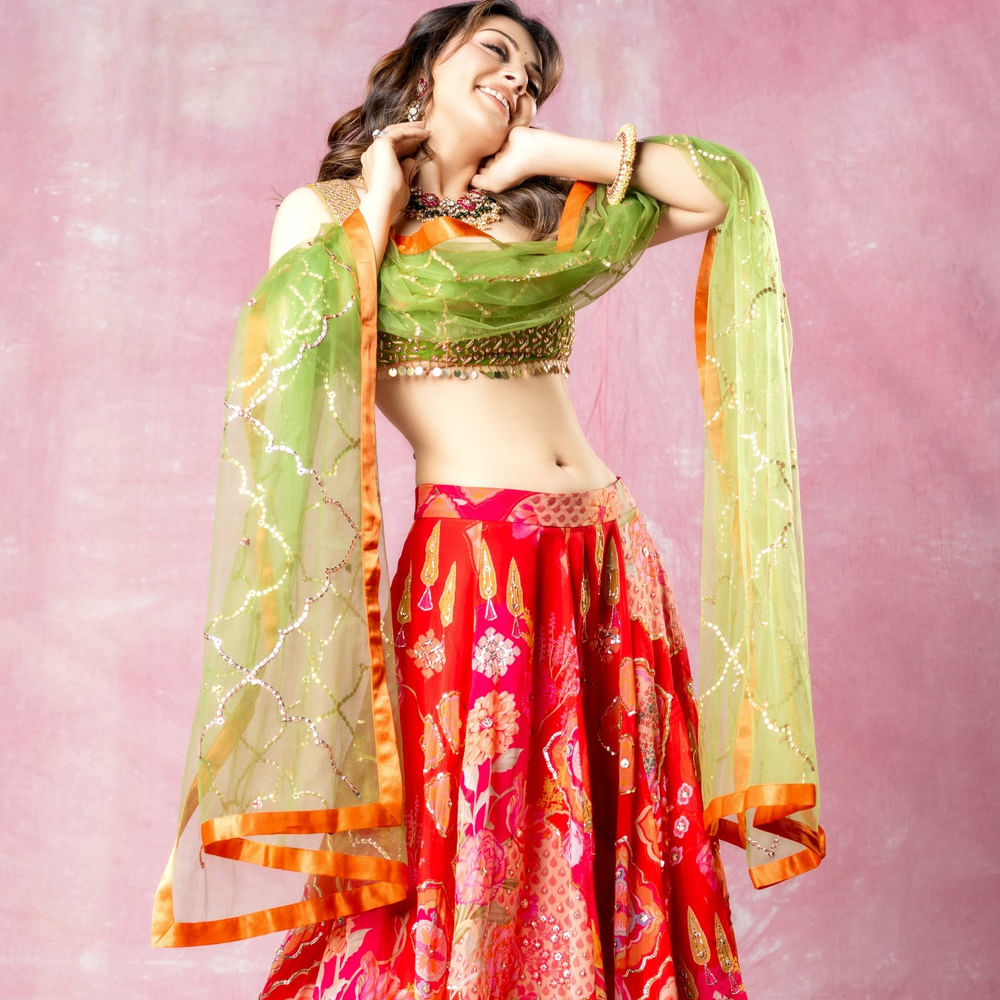 కాగా హన్సిక మోత్వానీ వివాహం 2022 డిసెంబర్ 4న వ్యాపారవేత్త సొహైల్‌ కతూరియాతో రాజస్థాన్‌ జైపూర్‌లో వివాహం జరిగింది. సొహైల్‌ కు ఇది రెండో పెళ్లి కావడం విశేషం. కాగా హన్సిక ఆస్తులు దాదాపు రూ. 120కోట్లకు పైనే అని తెలుస్తుంది.