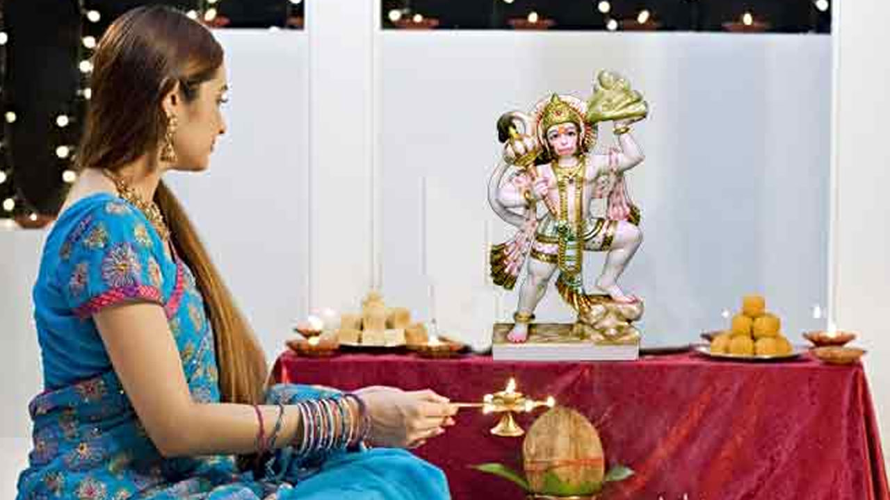 మహిళలకు ప్రత్యేక పరిగణనలు: మహిళలు హనుమంతుడికి చోళ (పవిత్ర నూనె ఆధారిత నైవేద్యం) సమర్పించకూడదు. వారు విగ్రహాన్ని చరణామృతం (విగ్రహాలను స్నానం చేయడానికి ఉపయోగించే పవిత్ర జలం)తో స్నానం చేయకూడదు.