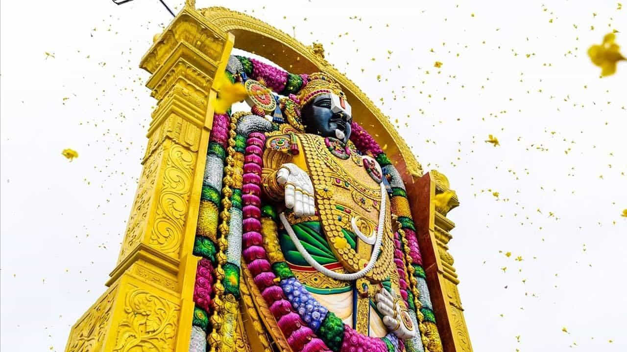 లోపల, ఆలయం అనేక విభాగాలుగా విభజించబడింది. ప్రతి ఒక్కటి నిర్దిష్ట దేవతలకు అంకితం చేయబడింది. ప్రధాన గోపురంలో హరి (విష్ణువు), హర (శివుడు) విగ్రహాలు ఉన్నాయి. ఇవి హిందూ తత్వశాస్త్రం ప్రకారం ద్వంద్వత్వంలో ఐక్యతను సూచిస్తాయి. ఇతర ప్రాంతాలు గణేశుడు, మురుగన్, లక్ష్మి, పార్వతి వంటి దేవతలకు అంకితం చేయబడ్డాయి. ఇక్కడ ప్రపంచంలోనే ఎత్తైన వెంకటేశ్వర స్వామి విగ్రహం ఉంది. దీని ఎత్తు 108 అడుగులు.