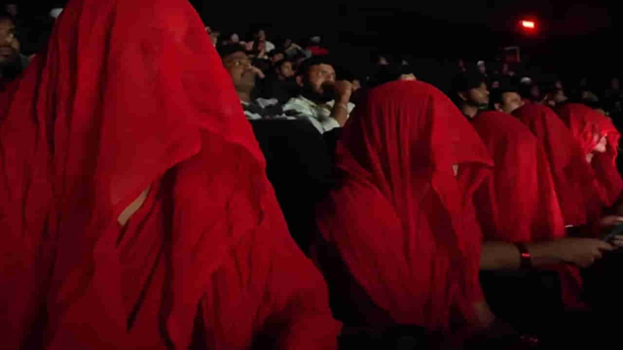 Hari Hara Veera Mallu: పవన్ కల్యాణ్ సినిమా చూసేందుకు పరదాలో వచ్చిన అభిమానులు.. వీడియో వైరల్.. ఎందుకో తెలుసా?