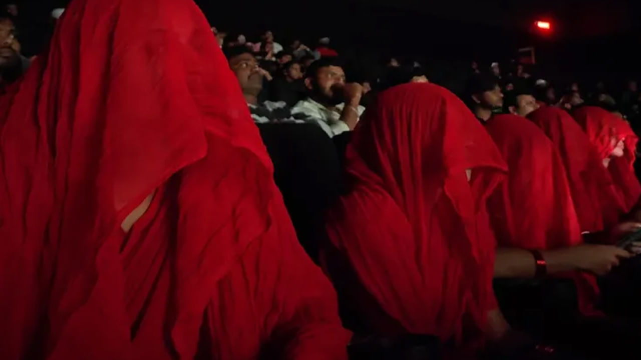 Hari Hara Veera Mallu: పవన్ కల్యాణ్ సినిమా చూసేందుకు పరదాలో వచ్చిన అభిమానులు.. వీడియో వైరల్.. ఎందుకో తెలుసా?