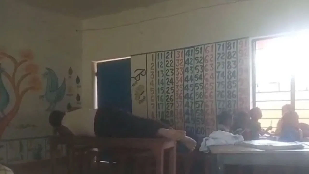 స్కూల్లో ఇవేం పనులు మాస్టారు..? అది కూడా పిల్లల ముందే..