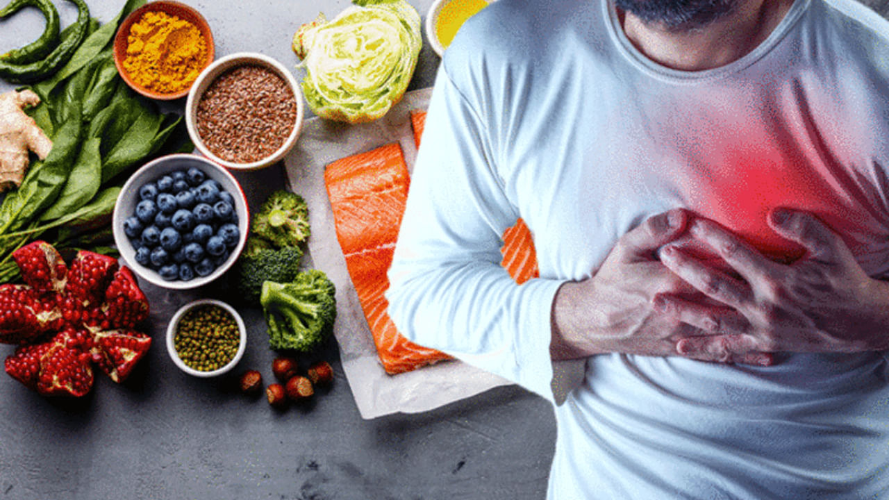 మనం ప్రతి రోజూ తీసుకునే ఆహారమే మన గుండెపై తీవ్ర ప్రభావాన్ని చూపుతుందంటున్నారు ఆరోగ్య నిపుణులు. ముఖ్యంగా జంక్ ఫుడ్, ప్రాసెస్ చేసినటువంటి ఆహారపదార్థాల వలన తెలియకుండానే మనమే గుండె సమస్యలను కొనితెచ్చుకుంటున్నామంట. మరీ ముఖ్యంగా అధిక ఉప్పు, అధిక చక్కెరలు  గుండెపోటు ప్రమాదాన్ని పెంచుతున్నట్లు కార్డియాలజిస్ట్ నిపుణులు చేసిన ఓ సర్వేలో వెల్లడైనట్లు తెలుపుతున్నారు. కాగా ఏ ఆహారాలకు దూరం ఉండాలంటే?