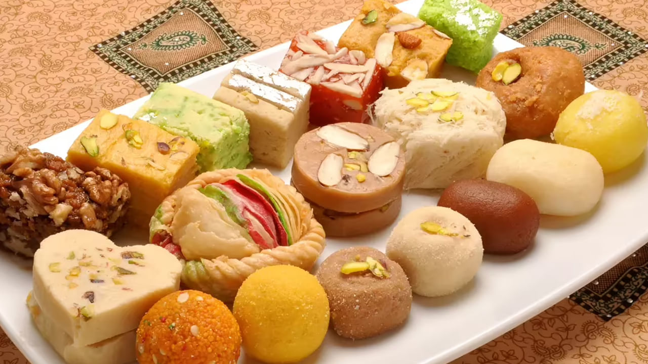 స్విట్స్ తినడం ఎవరికి ఇష్టం ఉండదు. చాలా మంది ఎంతో ఇష్టంగా స్వీట్స్ తింటుంటారు. ఇక చాలా మంది రాత్రి డిన్నర్ చేసిన తర్వాత స్వీట్స్ తినడానికి ఎక్కువ ఇంట్రెస్ట్ చూపుతారు. కానీ ఇది ఆరోగ్యానికి ఏ మాత్రం మంచిది కాదు అని చెబుతున్నారు ఆరోగ్య నిపుణులు. దీని వలన రక్తంలో చక్కర స్థాయిలు విపరీతంగా పెరుగుతారంట. అంతే కాకుండా దీని వలన త్వరగా బరువు పెరిగే ఛాన్స్ ఉన్నదంట.