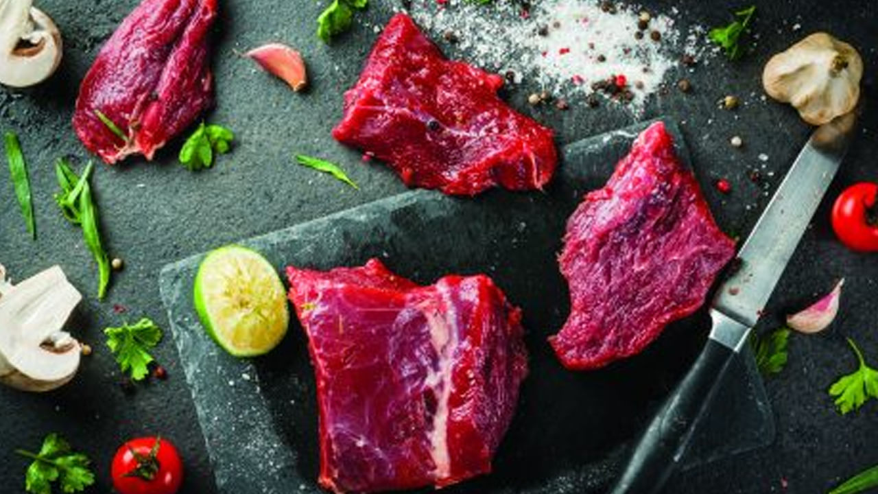 ఎర్ర మాంసం , గుడ్లను కూడా ఎక్కువగా తీసుకోకూడదంట. ఈ ఆహారాలు TMAO స్థాయిలను పెంచుతాయి, దీని వలన చెడు కొలెస్ట్రాల్ పెరిగిపోయి, గుండెకు రక్తప్రవాహం సరిగా జరగదంట. అందువలన ఇది గుండెపోటుకు కారణం అయ్యే అవకాశం చాలా ఎక్కువగా ఉన్నందున, వీలైనంత వరకు ఈ రకం ఆహారపదార్థాలకు దూరంగా ఉండాలని సూచిస్తున్నారు నిపుణులు.