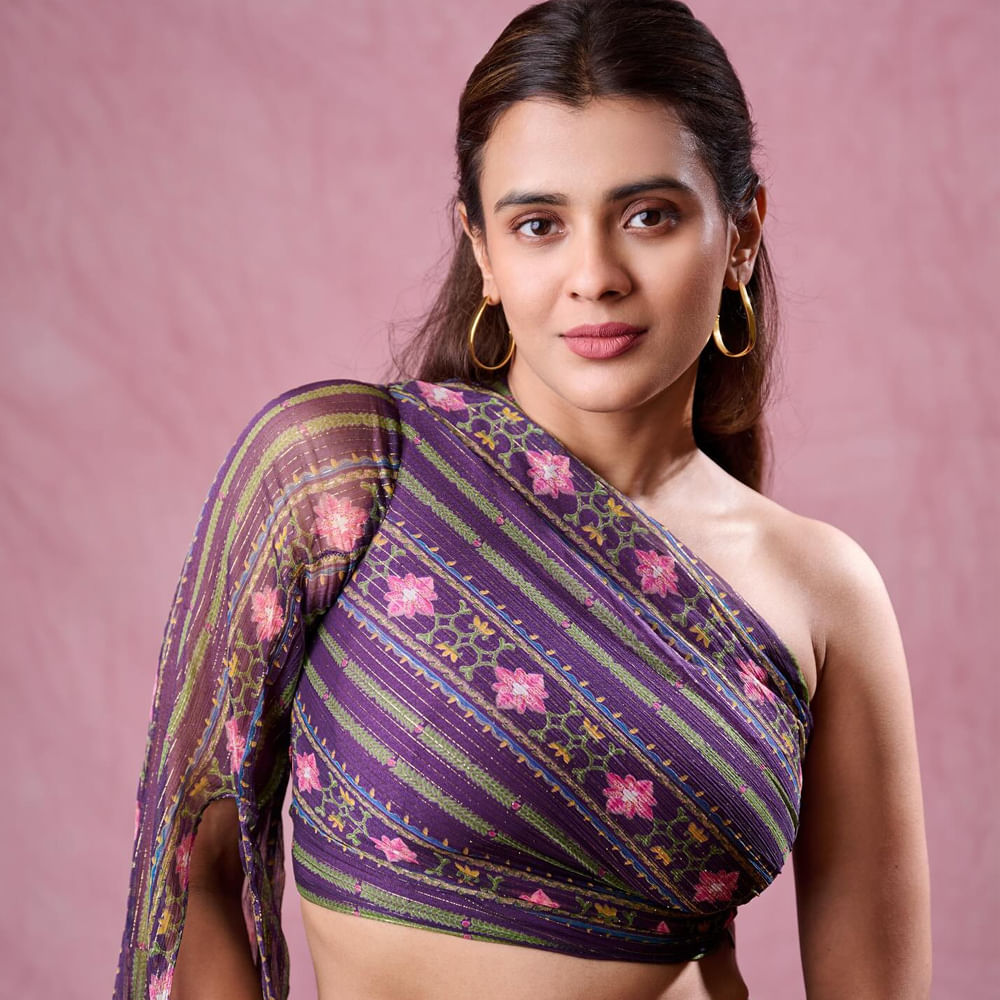 మొత్తం 16 సినిమాల్లో నటించింది ఈ ముద్దుగుమ్మ. కానీ అందులో రెండు మాత్రమే సూపర్ హిట్టు అయ్యాయి. ఇప్పటికీ సరైన బ్రేక్ కోసం వెయిట్ చేస్తుంది ఈ అమ్మడు. ఆమె మరెవరో కాదండి. హీరోయిన్ హెబ్బా పటేల్.  ప్రస్తుతం ఈ బ్యూటీ సెకండ్ హీరోయిన్ గా సెటిల్ అయ్యింది.  