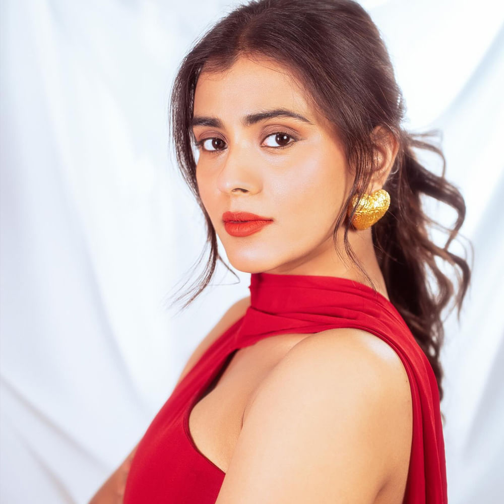 ఆ తర్వాత ఈ అమ్మడు నటించిన చిత్రాలు బాక్సాఫీస్ వద్ద డిజాస్టర్స్ అయ్యాయి. దీంతో అవకాశాలు తగ్గిపోయాయి. ఆ తర్వాత పలు చిత్రాల్లో సెకండ్ హీరోయిన్ గా కనిపించింది. ఇటీవలే ఓదెల రైల్వే స్టేషన్ సినిమాతో విభిన్న ప్రయోగం చేసింది. కానీ ఈ సినిమా సైతం ఆశించిన స్థాయిలో మెప్పించలేకపోయింది. 