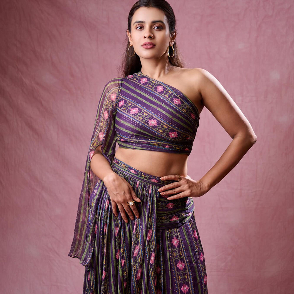 సినిమాలతోపాటు అటు స్పెషల్ సాంగ్స్ సైతం చేసింది హెబ్బా పటేల్. అయినప్పటికీ ఈ బ్యూటీకి అంతగా క్రేజ్ మాత్రం రాలేదు. ప్రస్తుతం తెలుగులో సరైన సక్సెస్ వెయిట్ చేస్తుంది. అలాగే సోషల్ మీడియాలో నిత్యం క్రేజీ ఫోటోస్ షేర్ చేస్తుంది హెబ్బా. 