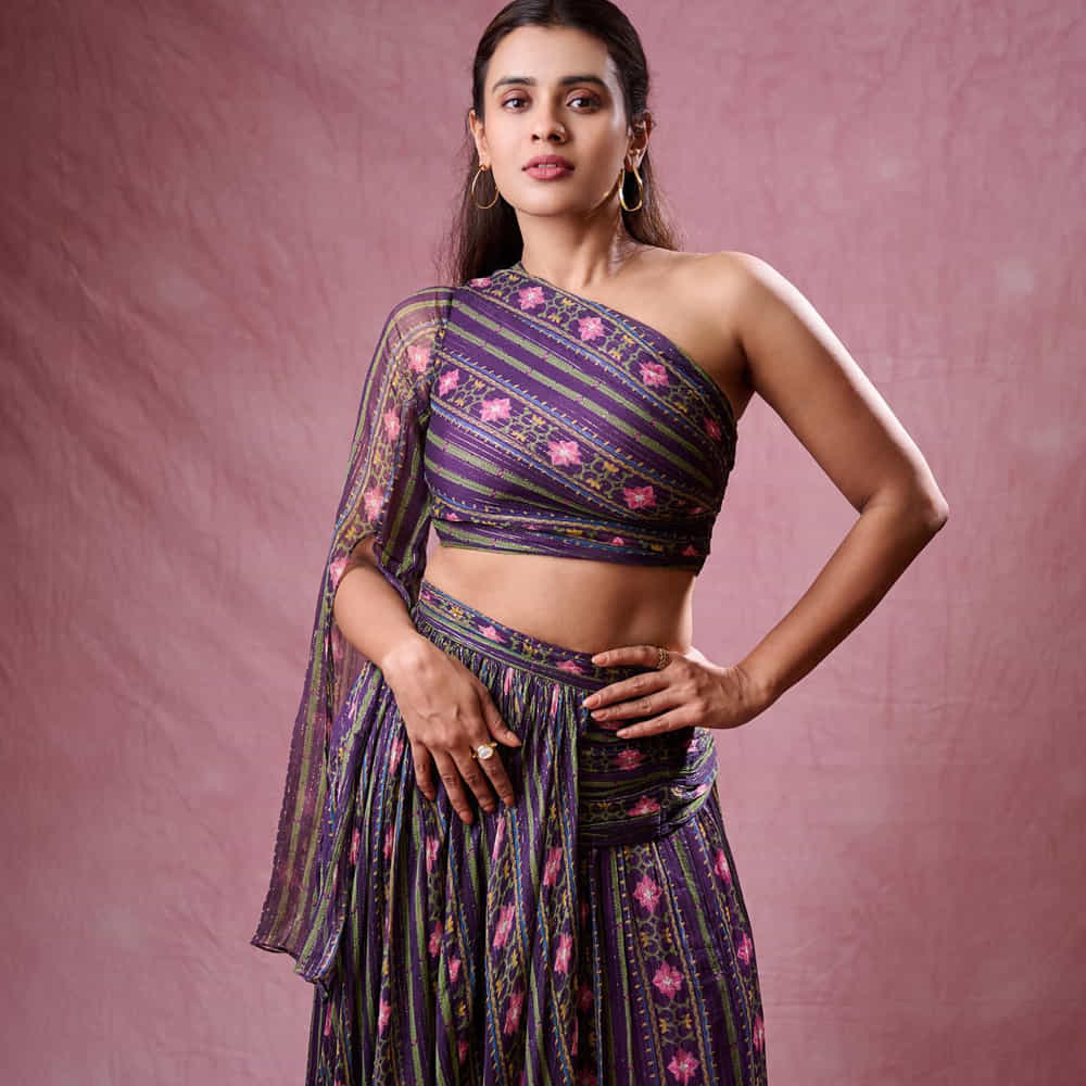 సినిమాలతోపాటు అటు స్పెషల్ సాంగ్స్ సైతం చేసింది హెబ్బా పటేల్. అయినప్పటికీ ఈ బ్యూటీకి అంతగా క్రేజ్ మాత్రం రాలేదు. ప్రస్తుతం తెలుగులో సరైన సక్సెస్ వెయిట్ చేస్తుంది. అలాగే సోషల్ మీడియాలో నిత్యం క్రేజీ ఫోటోస్ షేర్ చేస్తుంది హెబ్బా.