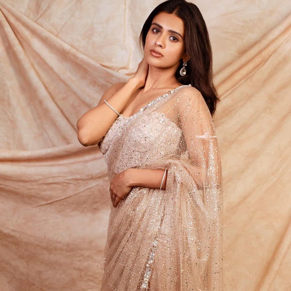అలా ఎలా సినిమాతో తెలుగు తెరకు పరిచయమైంది హెబ్బా పటేల్. ఆ తర్వాత కుమారి 21 ఎఫ్ సినిమాతో భారీ విజయాన్ని అందుకుంది. ఈ ఈ సినిమా తర్వాత తెలుగులో ఈ బ్యూటీ పేరు మారుమోగింది. దీంతో ఈ బ్యూటీకి వరుస అవకాశాలు క్యూ కట్టాయి