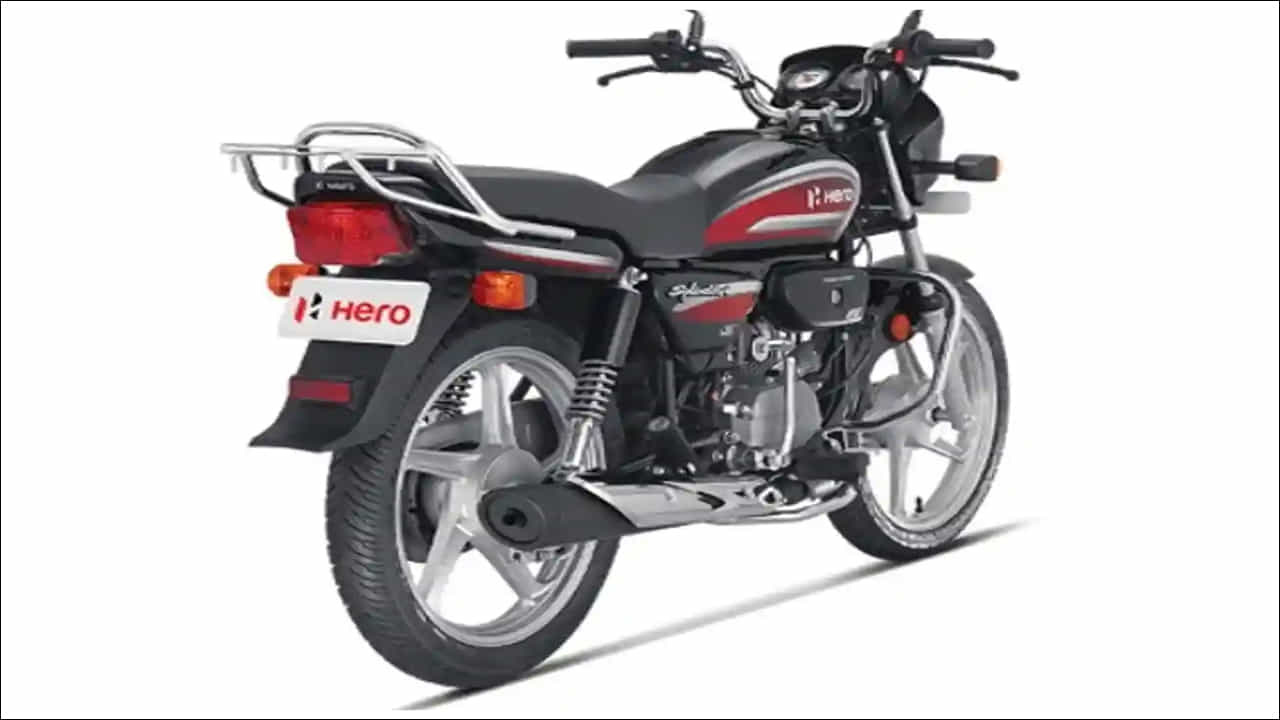 బైక్దేఖో వెబ్సైట్ ప్రకారం.. ఢిల్లీలో హీరో స్ప్లెండర్ ప్లస్ ప్రారంభ ఎక్స్-షోరూమ్ ధర రూ. 77,176. మీరు దీన్ని ఢిల్లీలో కొనుగోలు చేస్తే మీరు RTO (రోడ్ ట్రాన్స్పోర్ట్ ఆఫీస్) కోసం రూ. 6,475, ఇన్సూరెన్స్ రూ. 6,950 చెల్లించాలి. ఈ అదనపు ఖర్చులతో బైక్ ఆన్-రోడ్ ధర దాదాపు రూ. 91,541 అవుతుంది.