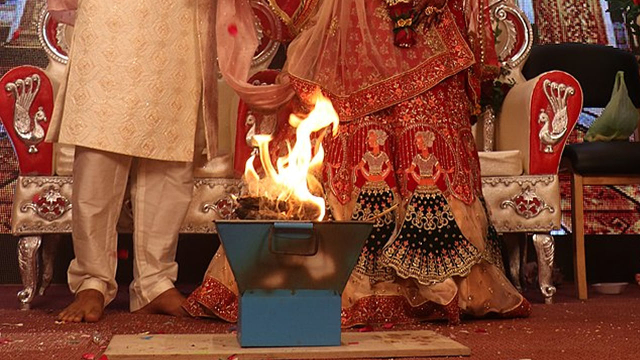 మొదటి అడుగు - పోషణ (ఆహారం, జీవనోపాధి కోసం ప్రతిజ్ఞ): మొదటి అడుగులో, జంట ఒకరికొకరు సహాయం చేసుకుంటామని, వారి ఇల్లు పోషణ, సమృద్ధితో నిండి ఉండేలా చూసుకుంటామని ప్రతిజ్ఞ చేస్తారు. వారు తమ వనరులను పంచుకుంటామని మరియు జీవితంలోని అన్ని అంశాలలో ఒకరినొకరు ఆదరిస్తామని వాగ్దానం చేస్తారు.