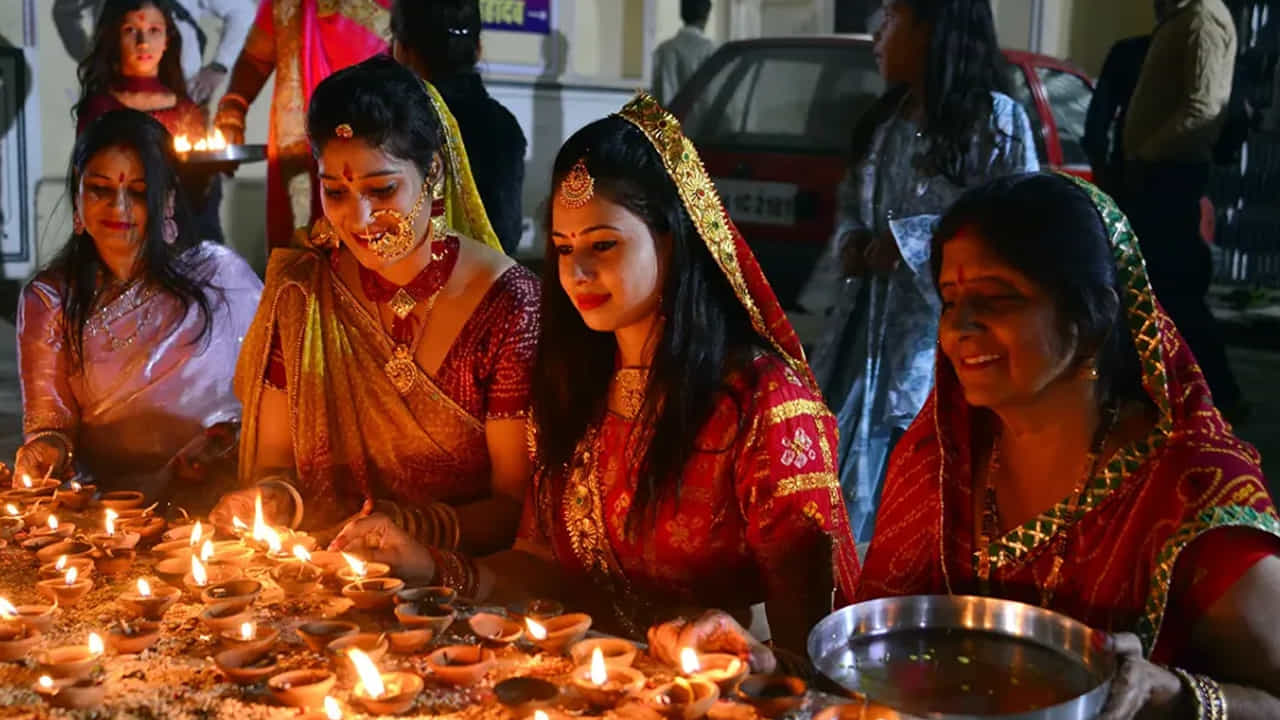 ఉపవాసం జీవక్రియ రేటును పెంచుతుంది, ఇది బరువు తగ్గడానికి సహాయపడుతుంది మరియు మధుమేహం వంటి వ్యాధుల ప్రమాదాన్ని తగ్గిస్తుంది. ఉపవాసం మెదడు పనితీరును మెరుగుపరుస్తుందని, జ్ఞాపకశక్తిని పెంచుతుందని కొన్ని అధ్యయనాలు సూచిస్తున్నాయి. ఉపవాసం గుండె ఆరోగ్యాన్ని మెరుగుపరుస్తుందని, రక్తపోటు మరియు కొలెస్ట్రాల్ స్థాయిలను తగ్గిస్తుందని కొన్ని అధ్యయనాలు సూచిస్తున్నాయి.ఇది శరీరంలోని మలినాలను తొలగించడానికి, కణాల పునరుత్పత్తికి సహాయపడుతుంది.