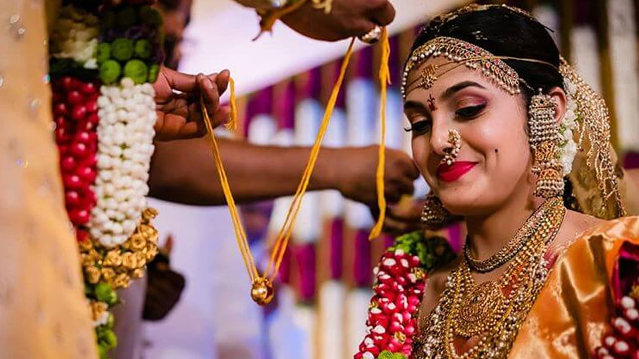 దక్షిణ భారతదేశంలో "తాళి" లేదా "తిరుమాంగళ్యం" అని పిలువబడే మంగళసూత్రం పొడవైన పసుపు దారం, లాకెట్టును కలిగి ఉంటుంది. ఇది తరచుగా అదృష్టానికి సంబంధించిన దేవతల చిత్రాలను కలిగి ఉంటుంది. ఇతర ప్రాంతాలలో ఇది నల్ల పూసలతో కూడిన హారము, బంగారు లాకెట్టు కావచ్చు.