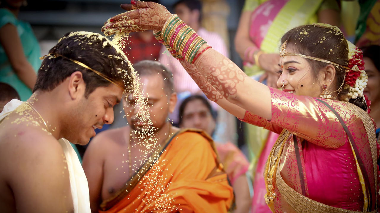 దృష్టిని మళ్లించడం: ఈ నల్లటి చుక్క దృష్టిని మరల్చుతుందని భావిస్తారు. దీని వలన ప్రతికూల శక్తిని ప్రసరింపజేసే వారికి ఆ వధువరులు తక్కువ ఆకర్షణీయంగా కనిపిస్తారు. ఇది వధువరులను ప్రతికూల ప్రభావాల నుంచు కాపాడుతుంది. 