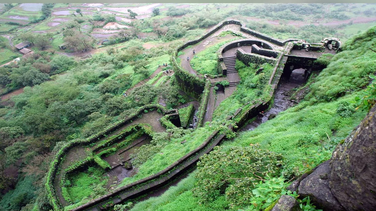 మహారాష్ట్రలోని సతారా జిల్లాలోని మహాబలేశ్వర్ సమీపంలో ఉన్న ప్రతాప్‌గఢ్ కోట చాలా ఆకర్షణీయమైన, ప్రసిద్ధ పర్యాటక కేంద్రం. కోట లోపల భవానీ దేవికి అంకితం చేయబడిన ఆలయం ఉంది. కోటలో రెండు ప్రధాన భాగాలు ఉన్నాయి. ఈ కోట మహాబలేశ్వర్ నుంచి 25 నుంచి 30 కి.మీ దూరంలో ఉంది. ఇక్కడ సందర్శించడానికి ఉత్తమ సమయం అక్టోబర్ నుంచి మార్చి వరకు పరిగణించబడుతుంది. (Photos Credit : Getty Images) 