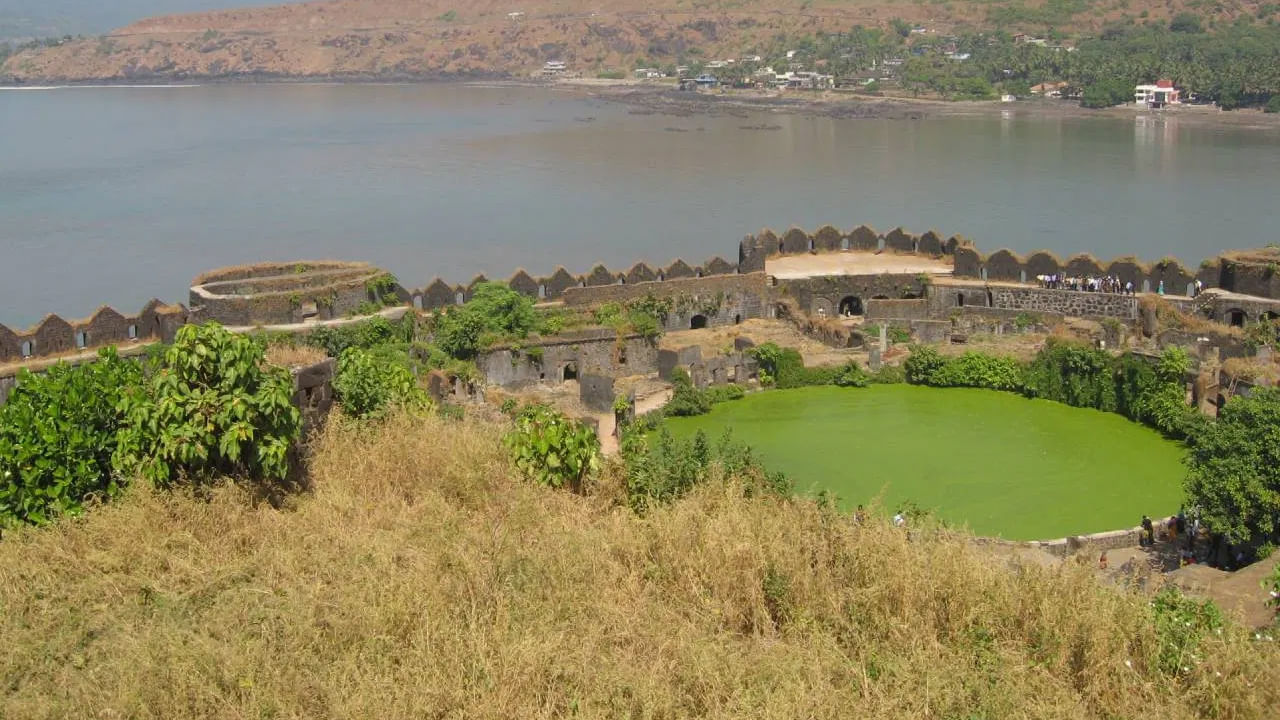  
మురుద్-జంజీరా కోట మహారాష్ట్రలోని రాయ్‌గడ్ జిల్లాలోని మురుద్ సమీపంలో సముద్రంలో ఒక ద్వీపంలో ఉంది. కోట, దాని పరిసరాల దృశ్యం చాలా అందంగా కనిపిస్తుంది. ఇది భారతదేశంలోని బలమైన తీరప్రాంత కోటలలో కూడా ఒకటి. కోట అన్ని వైపులా నీటితో చుట్టుముట్టబడి ఉంది. అందువల్ల  ఇక్కడికి చేరుకోవడానికి మురుద్ నుంచి పడవలో వెళ్ళాలి.(Photos Credit : Getty Images) 
