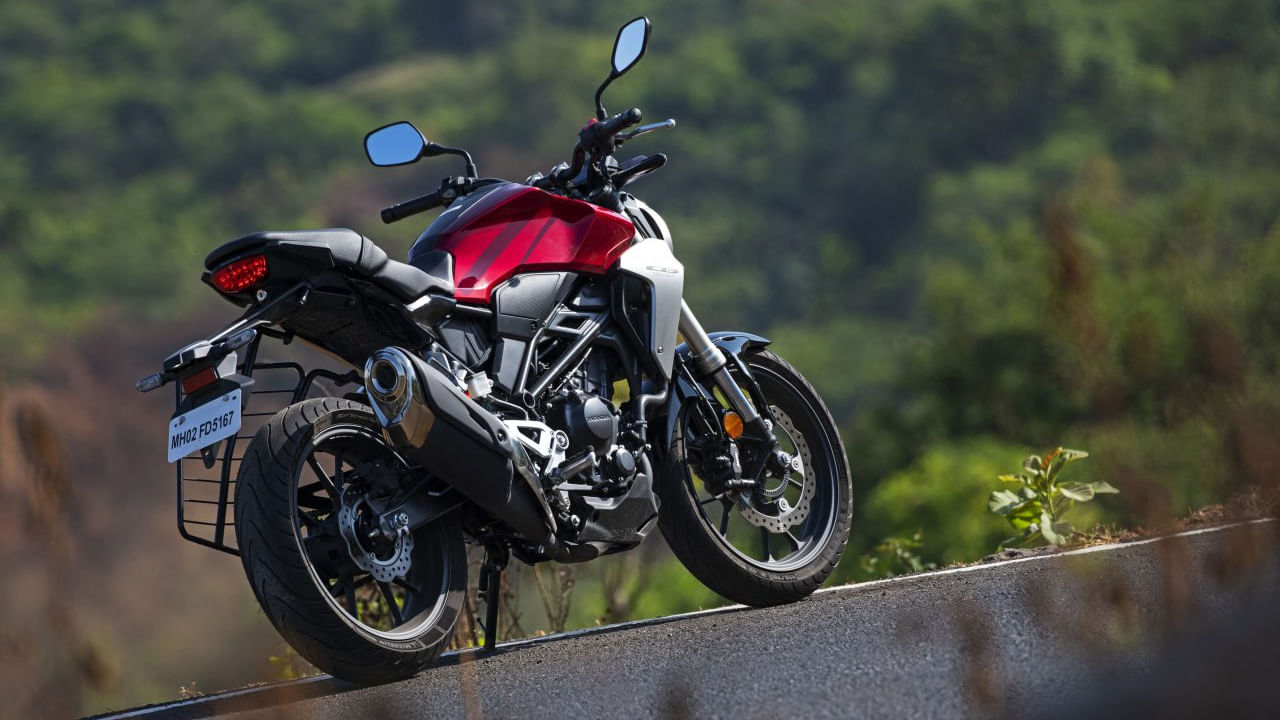 టాప్ 5లో హోండా CB300R ఉంది. 286cc లిక్విడ్ కూల్డ్ ఇంజిన్‌తో 31.1 PS శక్తి, 27.5 Nm టార్క్‌ను అందిస్తుంది. 30 KMPL దీని మైలేజ్. ఇది 2.40 లక్షల రూపాయల ధరతో నేవో-రెట్రో డిజైన్ కలిగిన ఆకర్షణీయమైన ఎంపిక.