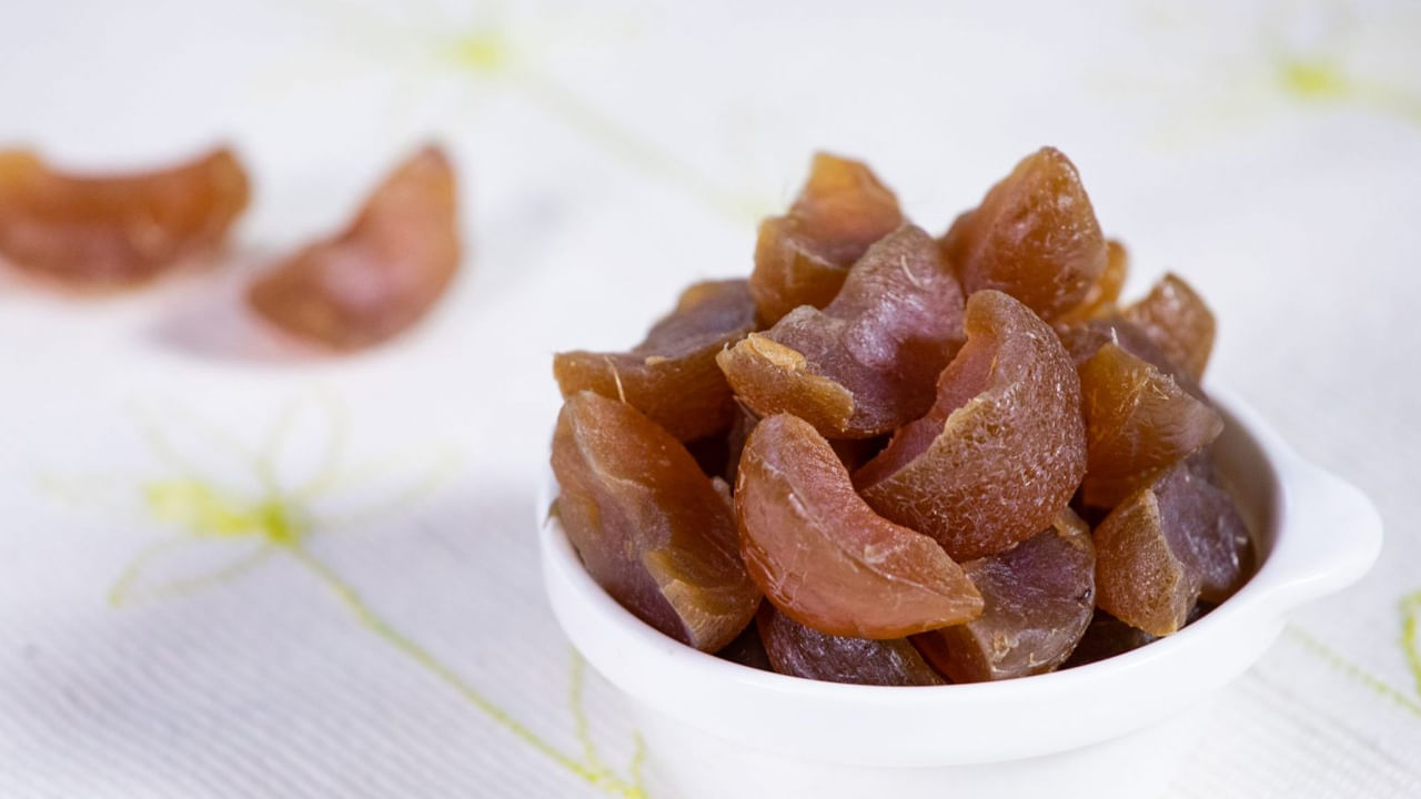 Honey And Amప్రతిరోజూ తేనెలో నానబెట్టిన ఆమ్లా తినడం వల్ల మలబద్ధకం సమస్య కూడా దూరం చేస్తుంది. రోజుకు ఒక ఆమ్లా తినడం వల్ల మీ ముఖం మెరుస్తుంది. ఇది చర్మాన్ని మెరిసేలా చేస్తుంది. చర్మంపై ముడతలు తగ్గి యవ్వనంగా కనిపిస్తారు.