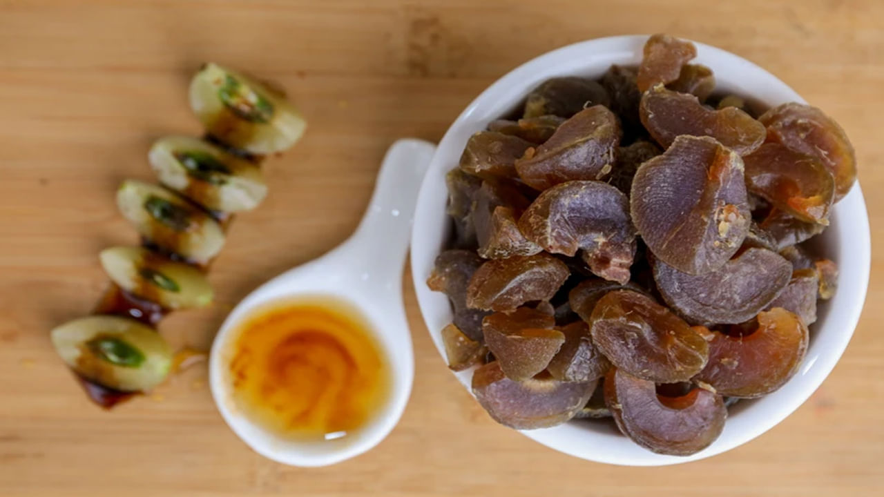 తేనెలో నానబెట్టిన ఆమ్లా శరీరం నుండి విషాన్ని తొలగించడం ద్వారా మీ ఆరోగ్యాన్ని మెరుగుపరుస్తుంది. తేనెలో నానబెట్టిన ఆమ్లా మీ జీవక్రియను వేగవంతం చేస్తుంది. బరువు తగ్గడాన్ని సులభతరం చేస్తుంది. అధిక బరువుతో ఇబ్బంది పడుతున్న వారికి ఇది అద్భుతమైన ఔషధంగా పనిచేస్తుంది.