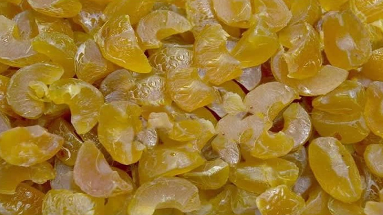 అంతేకాదు.. తేనెలో నానబెట్టిన ఆమ్లా తినటం వల్ల మీ జుట్టు ఆరోగ్యాన్ని మెరుగుపరుస్తుంది. దృష్టిని పదునుపెడుతుంది. ప్రతి ఉదయం ఖాళీ కడుపుతో తేనెలో నానబెట్టిన 1 ఆమ్లా తినడం వల్ల మీ ఆరోగ్యం మెరుగుపడుతుంది. తేనె శరీరానికి త్వరిత శక్తిని అందిస్తుంది. ఉసిరికాయ శరీరాన్ని శక్తివంతంగా చేస్తుంది. ఈ రెండింటి కలయిక శరీరానికి అవసరమైన శక్తిని అందిస్తుంది.