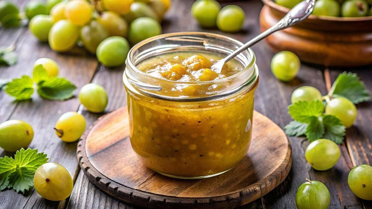 తేనెలో నానబెట్టిన ఉసిరి తినటం వల్ల జలుబు, ఫ్లూ వంటి అనారోగ్య సమస్యల నుండి రక్షిస్తుంది. సీజన్తో పని లేకుండా ఏ కాలంలోనే దీనిని తినవచ్చు అంటున్నారు నిపుణులు. ఇది జీర్ణవ్యవస్థను మెరుగుపరుస్తుంది. జీర్ణక్రియను సులభతరం చేస్తుంది.ఉసిరికాయలో ఇనుము పుష్కలంగా ఉంటుంది. ఇది రక్తహీనతను నివారించడంలో సహాయపడుతుంది.