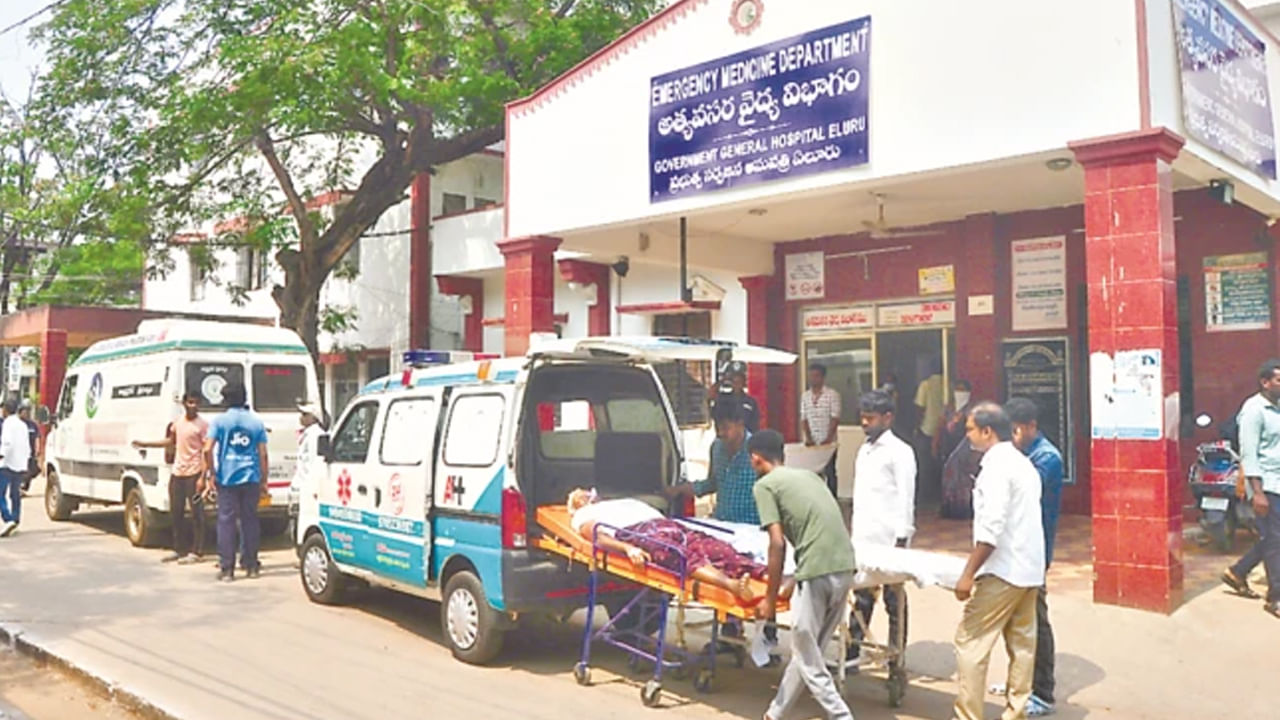 Eluru: పక్షవాతం.. కాళ్లు, చేతులు పట్టుకుపోయిన స్థితిలో ఆస్పత్రికి.. గంటలోనే అద్భుతం Eluru: పక్షవాతం.. కాళ్లు, చేతులు పట్టుకుపోయిన స్థితిలో ఆస్పత్రికి.. గంటలోనే అద్భుతం