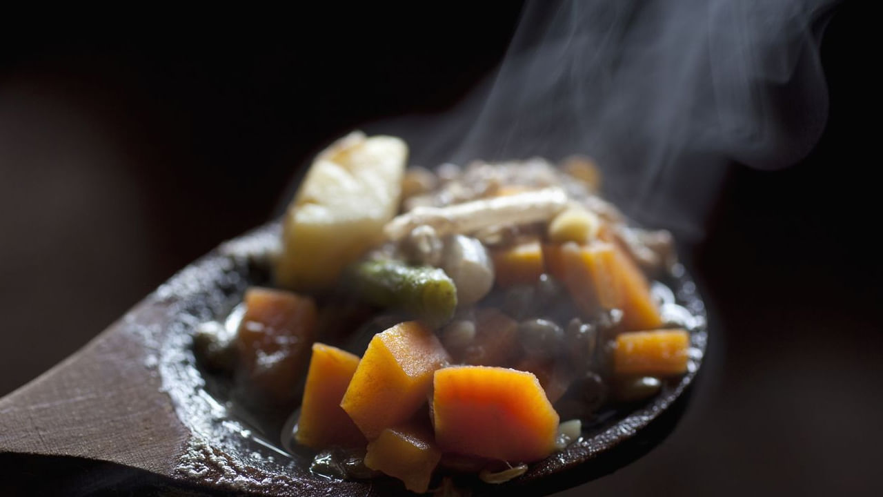  అలాగే చాలా మందికి ధూమపానం, మద్యపానం చేయడం అలవాటు ఉంటుంది. అయితే అలాంటి వారు అస్సలే వేడి వేడి ఆహారం తీసుకోకూడదంట. దీని వలన నోటిలోని శ్లేష్మ పొర పొగాకు వలన ప్రభావితం అవుతుంది. అటువంటి సమయంలో వేడి వేడి ఆహారం తీసుకోవడం వలన సమస్య మరింత ఎక్కువ అయ్యి నోటి క్యాన్సర్ వచ్చే ఛాన్స్ ఉంటుందంట.